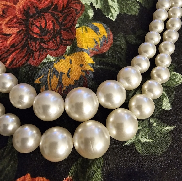 Made in Japan Graduated double faux pearl necklace - Picture 3 of 5
